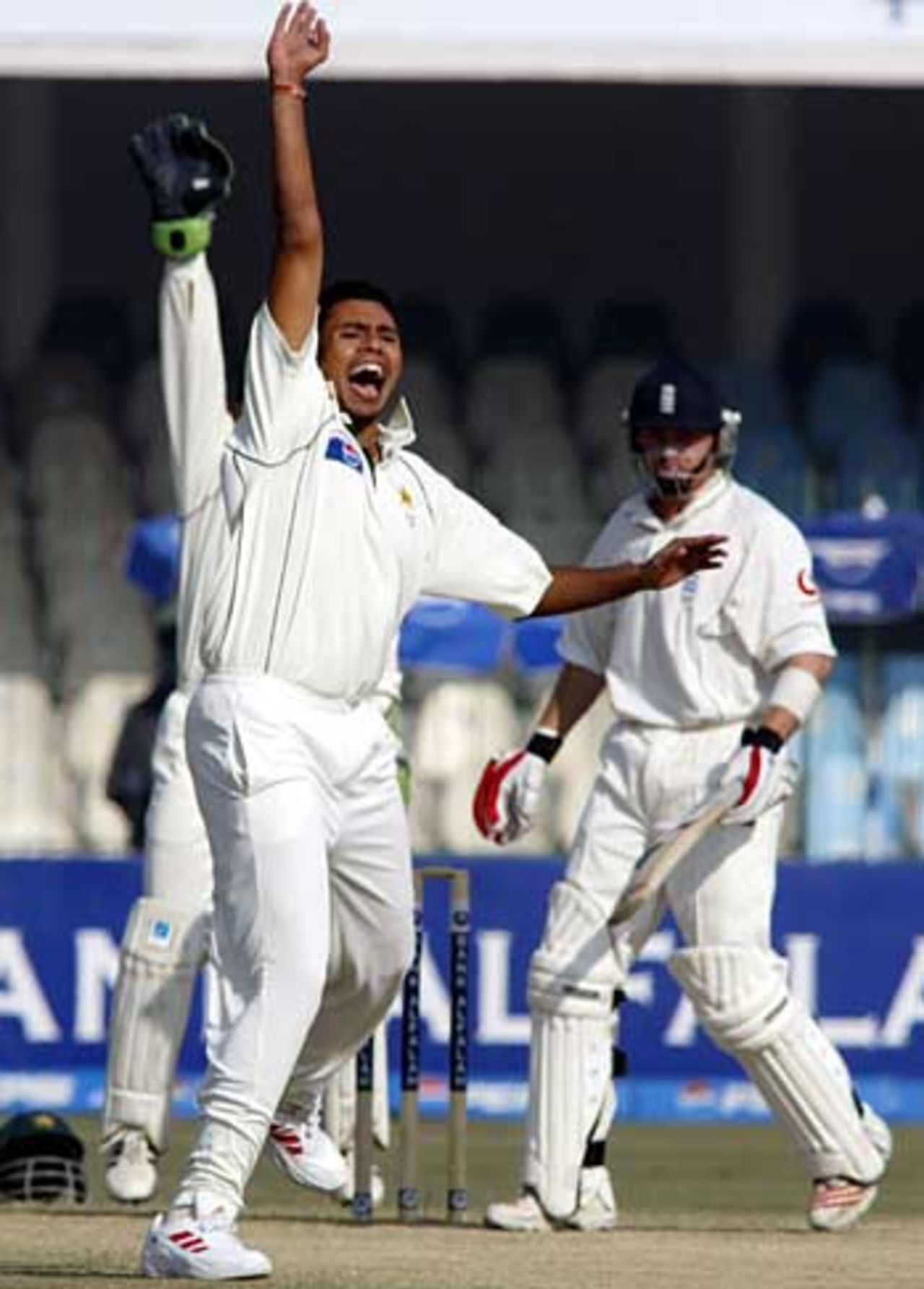 Ian Bell survives a close lbw shout against Danish Kaneria from his first ball of the final day, Pakistan v England, 3rd Test, Lahore, December 3, 2005