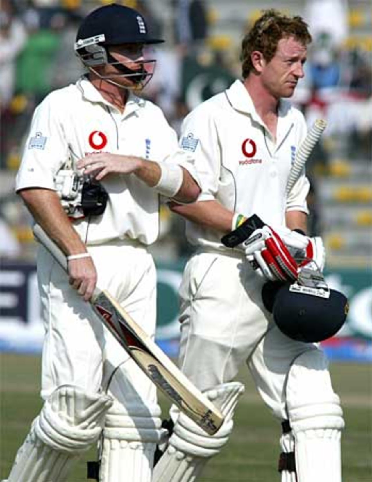 Safe at lunch - Ian Bell and Paul Collingwood take England to the break, Pakistan v England, 3rd Test, Lahore, December 3, 2005