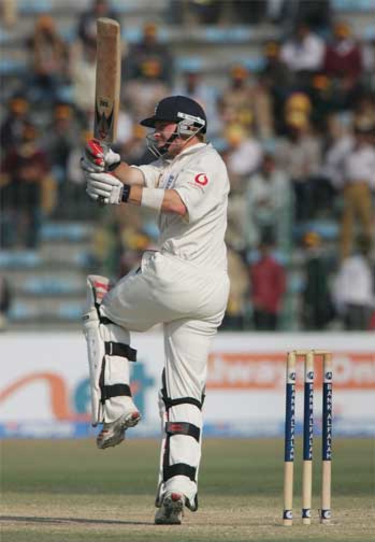 Ian Bell pulls, Pakistan v England, 3rd Test, Lahore, December 3, 2005