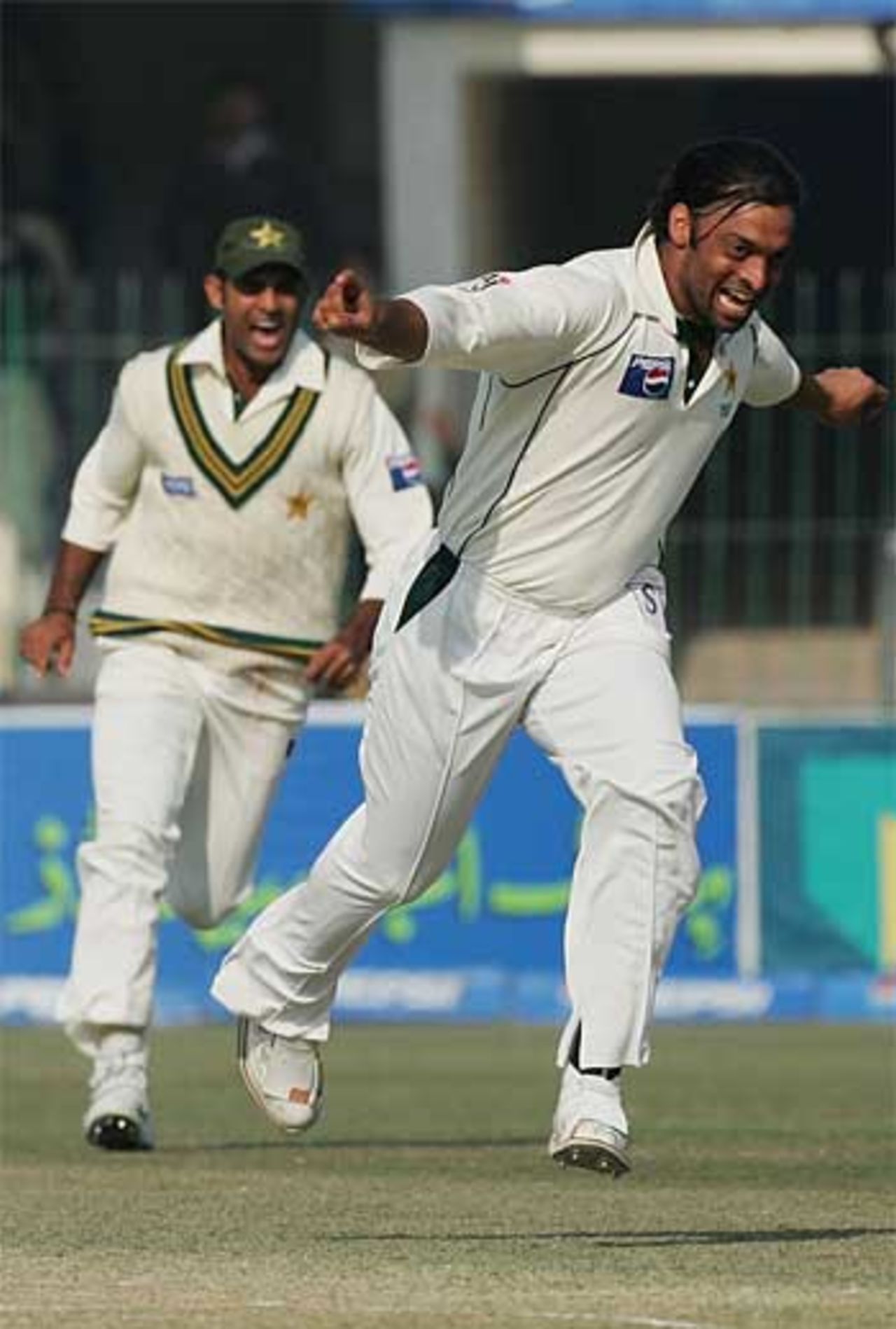 Shoaib Akhtar celebrates as Pakistan wrap up a 2-0 series win, Pakistan v England, 3rd Test, Lahore, December 3, 2005