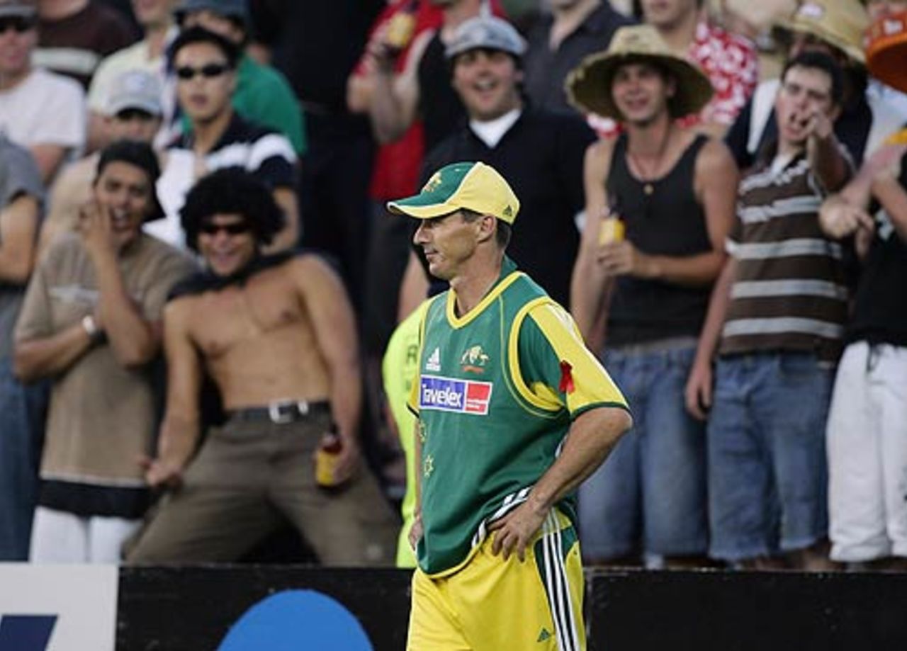 The crowd heckles Brad Hogg, New Zealand v Australia, 1st ODI, Chappell-Hadlee Trophy, Auckland, December 3, 2005