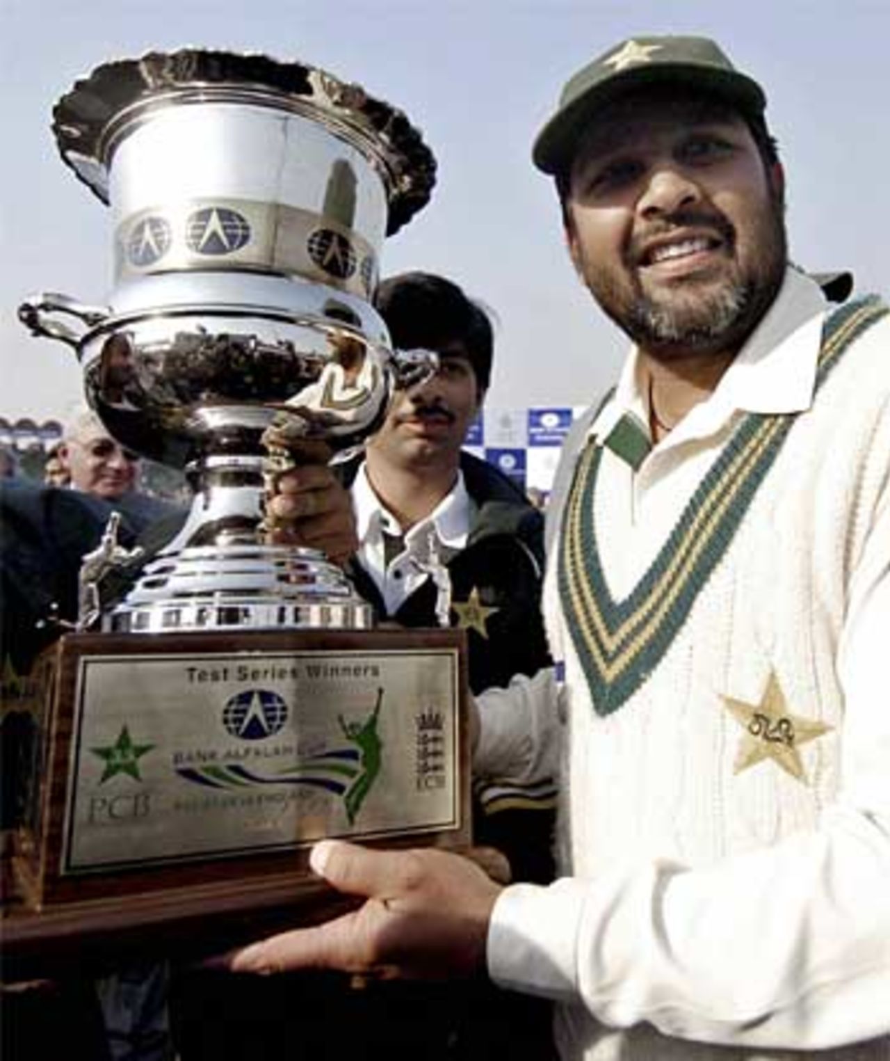 Inzamam lifts the trophy, Pakistan v England, 3rd Test, Lahore, December 3, 2005