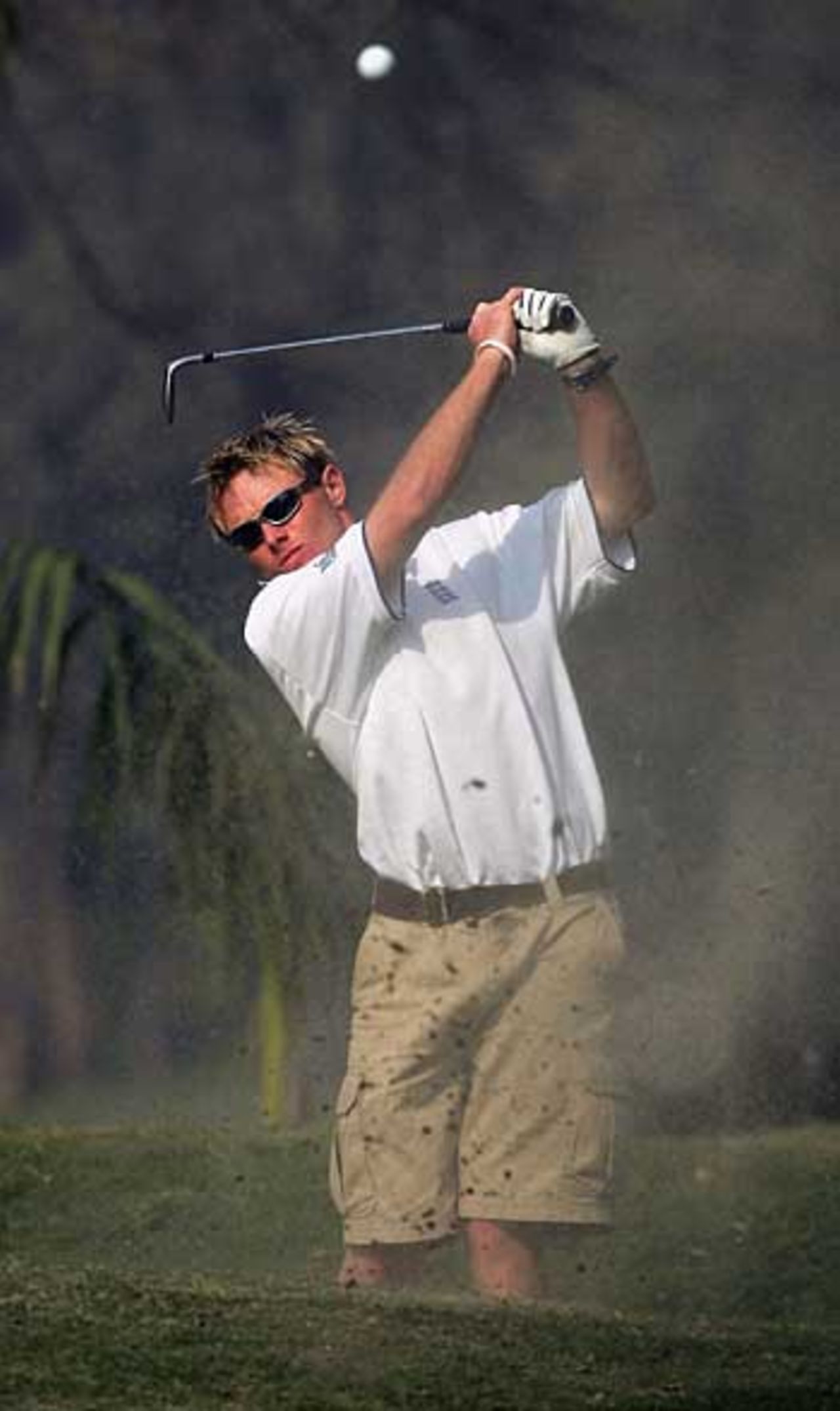 Ian Bell practises his golf in the "The Golf For Life" tournament, Lahore, December 4, 2005