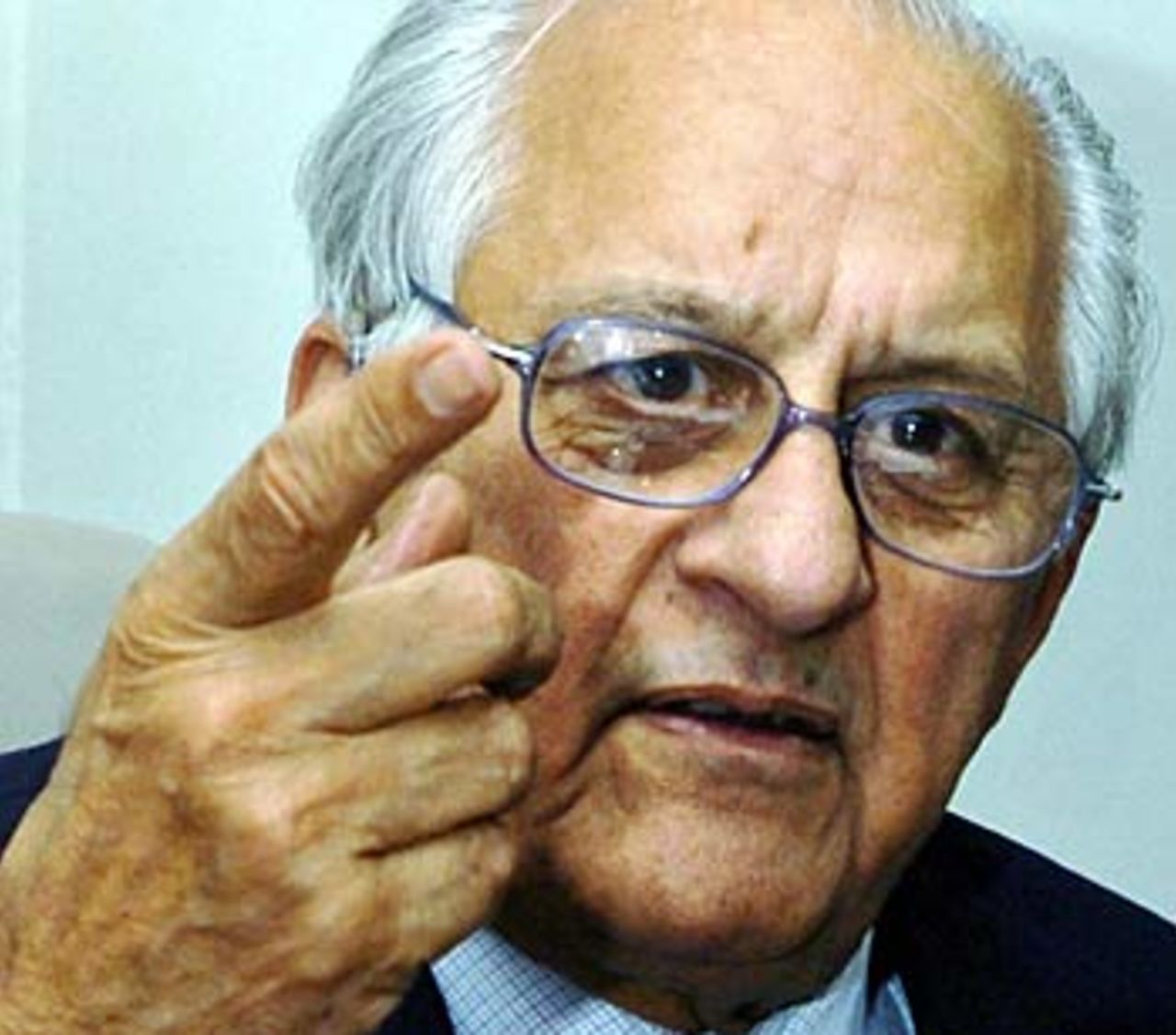 Shaharyar Khan makes a point to the media during a press conference in Karachi, December 5, 2005