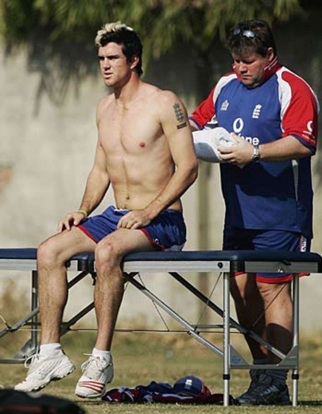Kevin Pietersen receives treatment from Dean Conway, Lahore, December 6, 2005