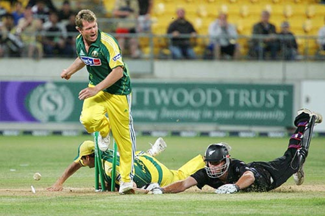 Mick Lewis runs out Kyle Mills to win the game for Australia, New Zealand v Australia, 2nd ODI, Wellington, December 7, 2005