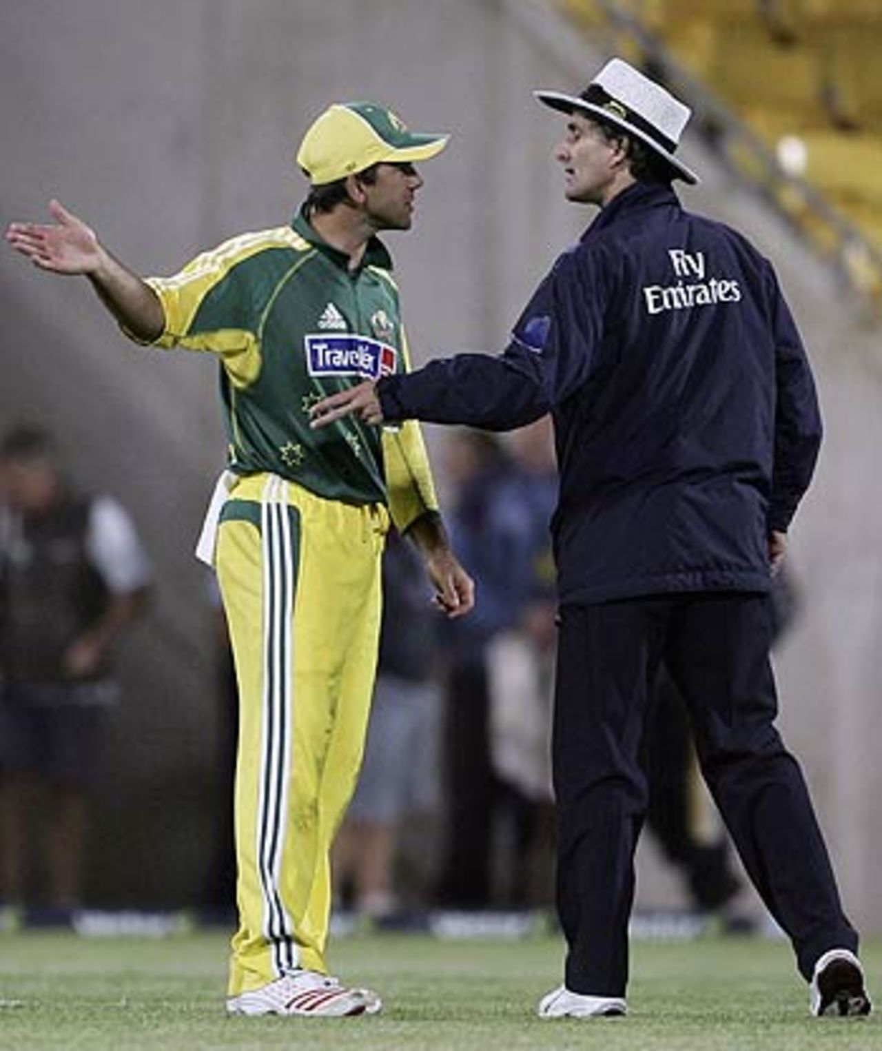 Ricky Ponting and Billy Bowden discuss a no-ball call, New Zealand v Australia, 2nd ODI, Wellington, December 7, 2005