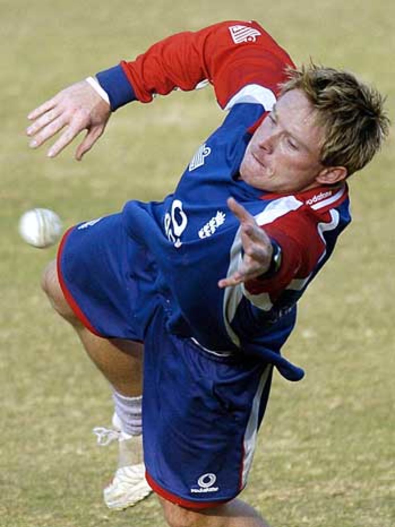 Ian Bell dives for a catch during England's fielding session, Lahore, December 8, 2005