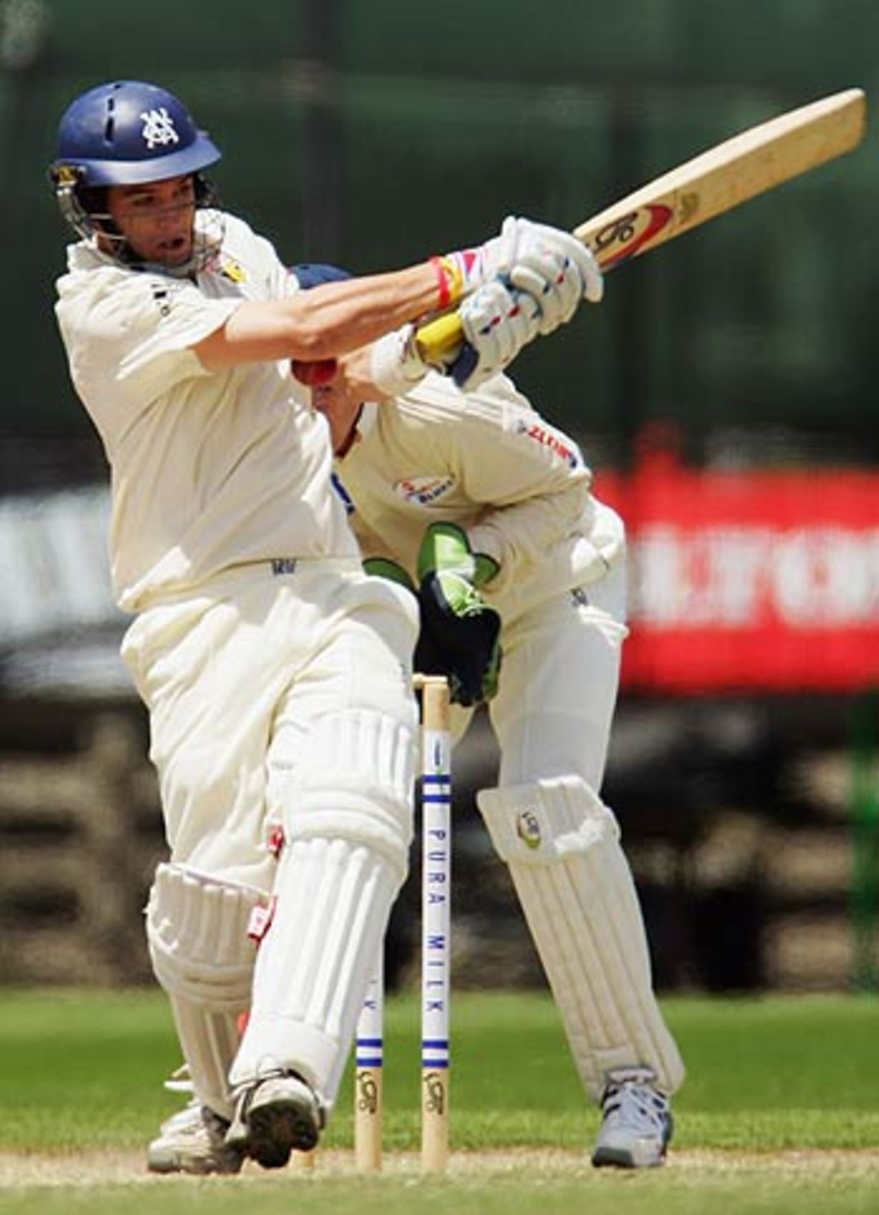 Adam Crosthwaite pulls during his innings of 40 against NSW on day four, Victoria v New South Wales, Melbourne, December 9, 2005