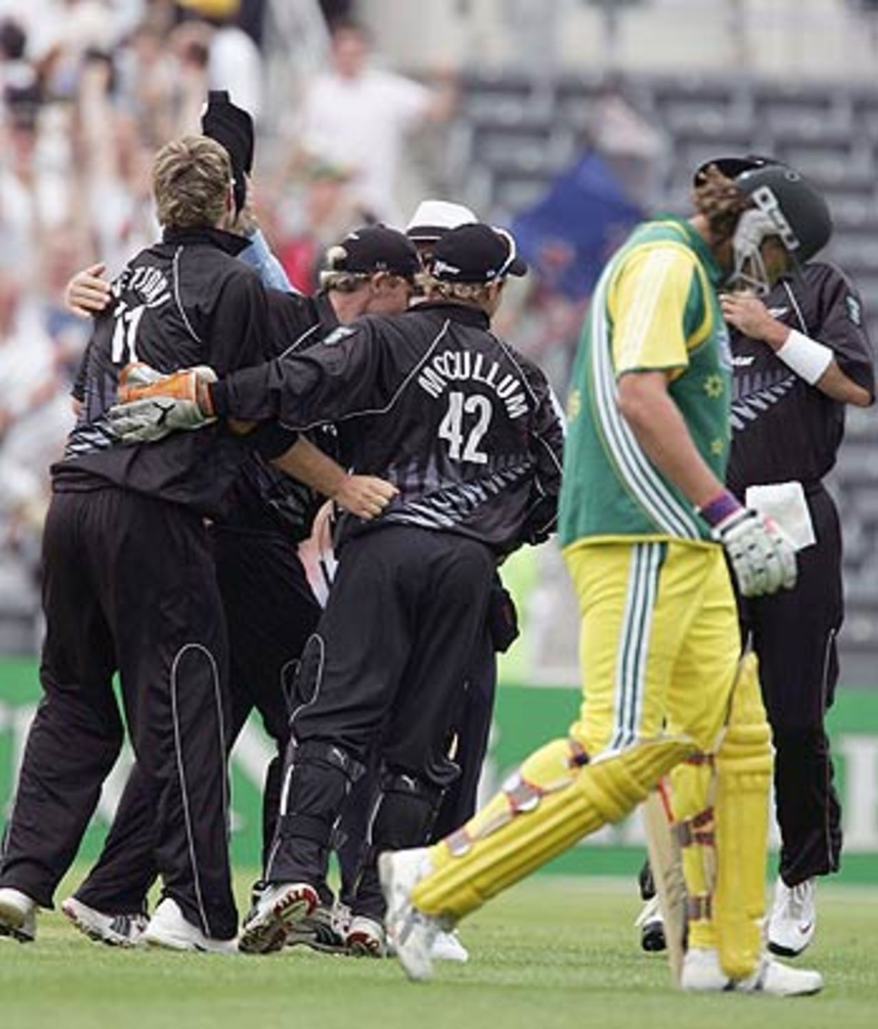 New Zealand celebrate Andrew Symonds's wicket, New Zealand v Australia, 3rd ODI, Christchurch, December 10, 2005