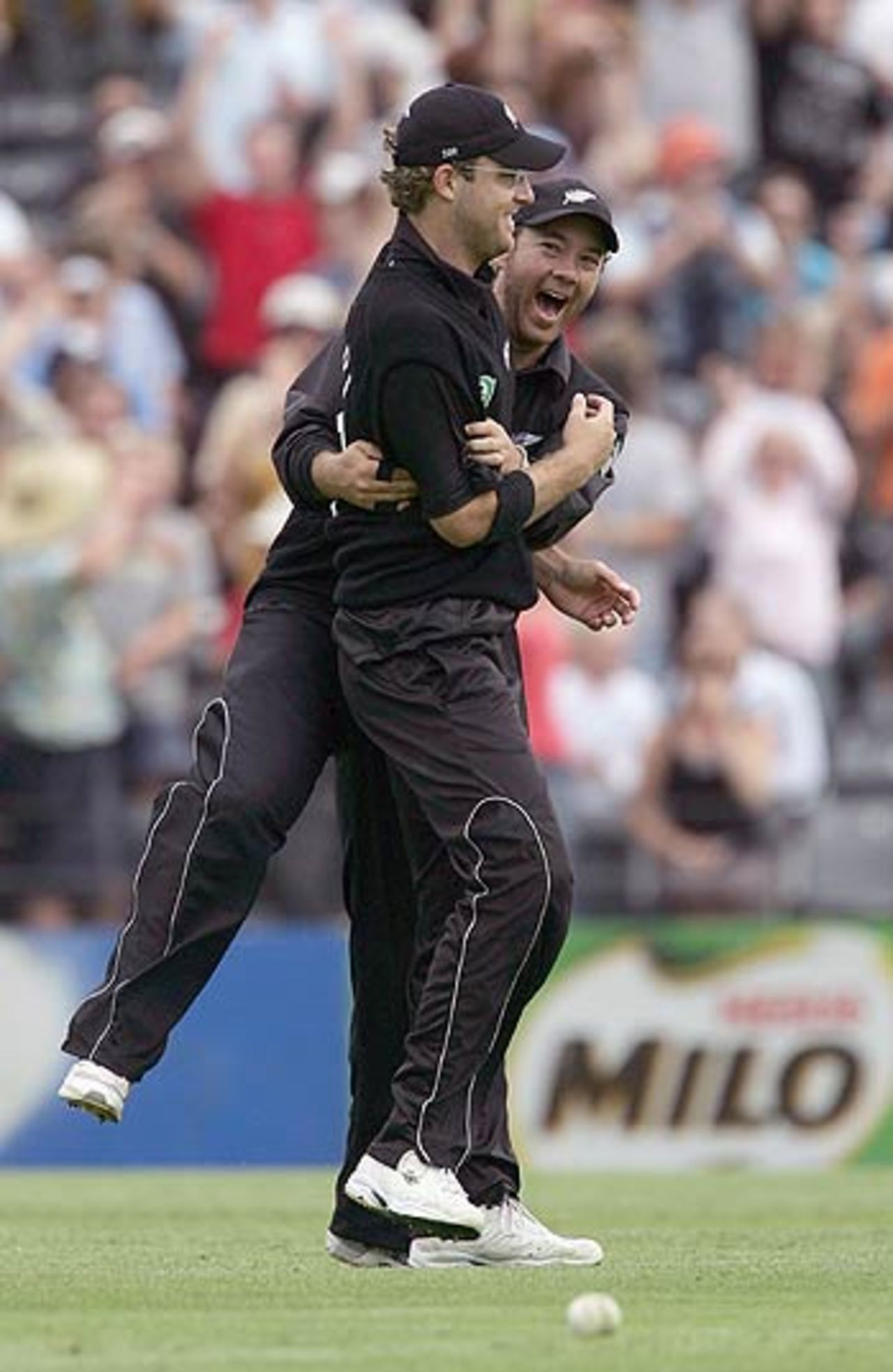 Daniel Vettori pulled off a spectacular catch to dismiss Cameron White, New Zealand v Australia, 3rd ODI, Christchurch, December 10, 2005