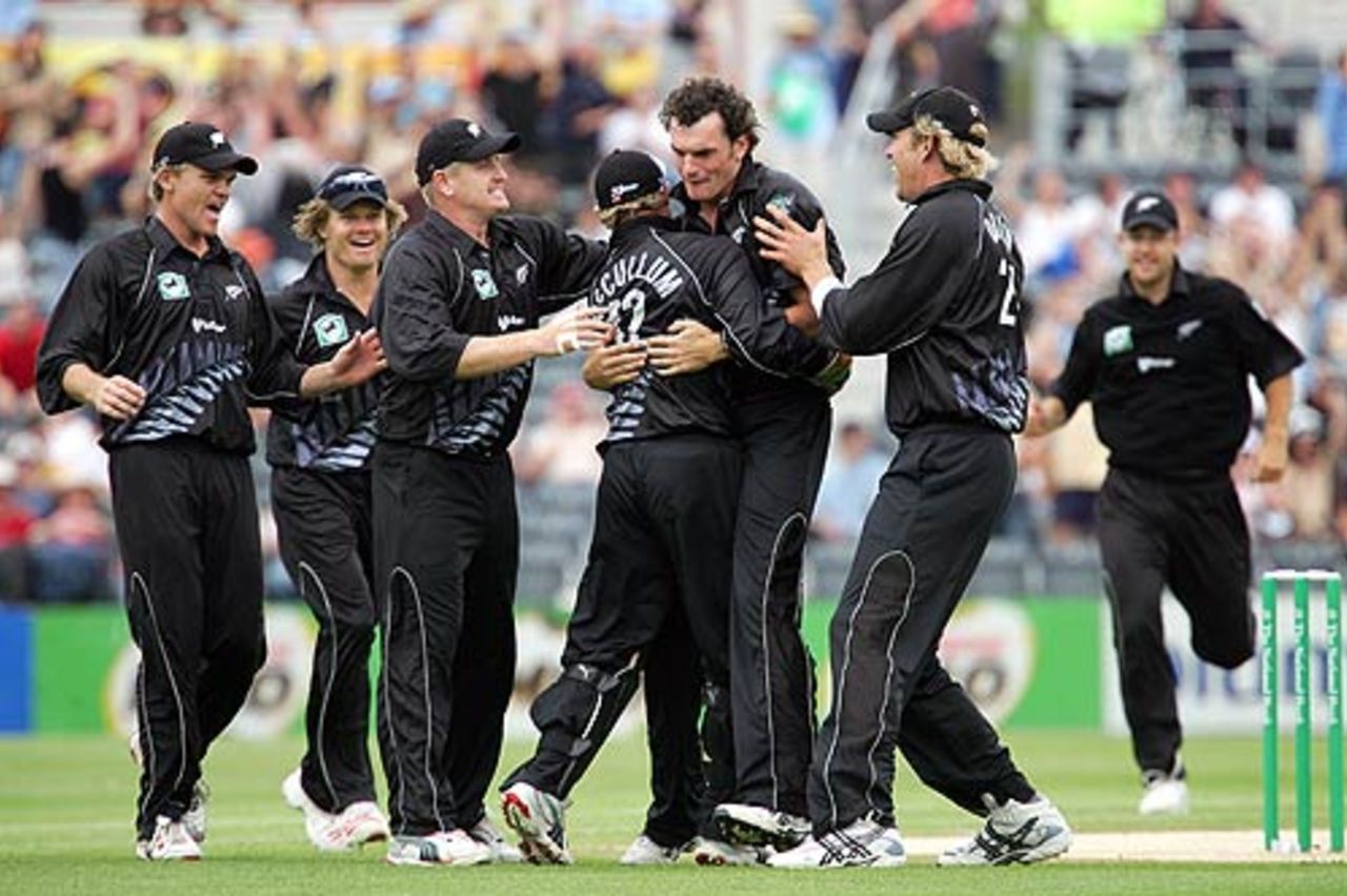 Kyle Mills is congratulated after dismissing Adam Gilchrist, New Zealand v Australia, 3rd ODI, Christchurch, December 10, 2005