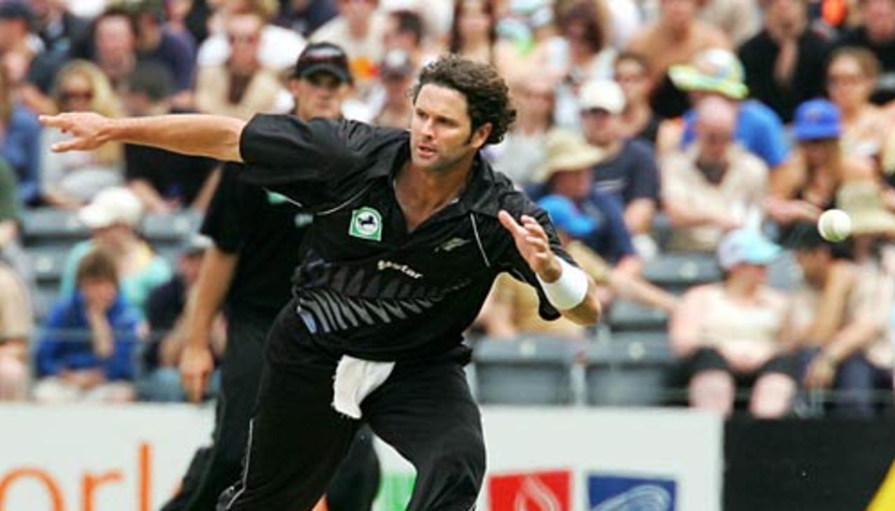 Chris Cairns drops a return chance off Brad Hodge, New Zealand v Australia, 3rd ODI, Christchurch, December 10, 2005