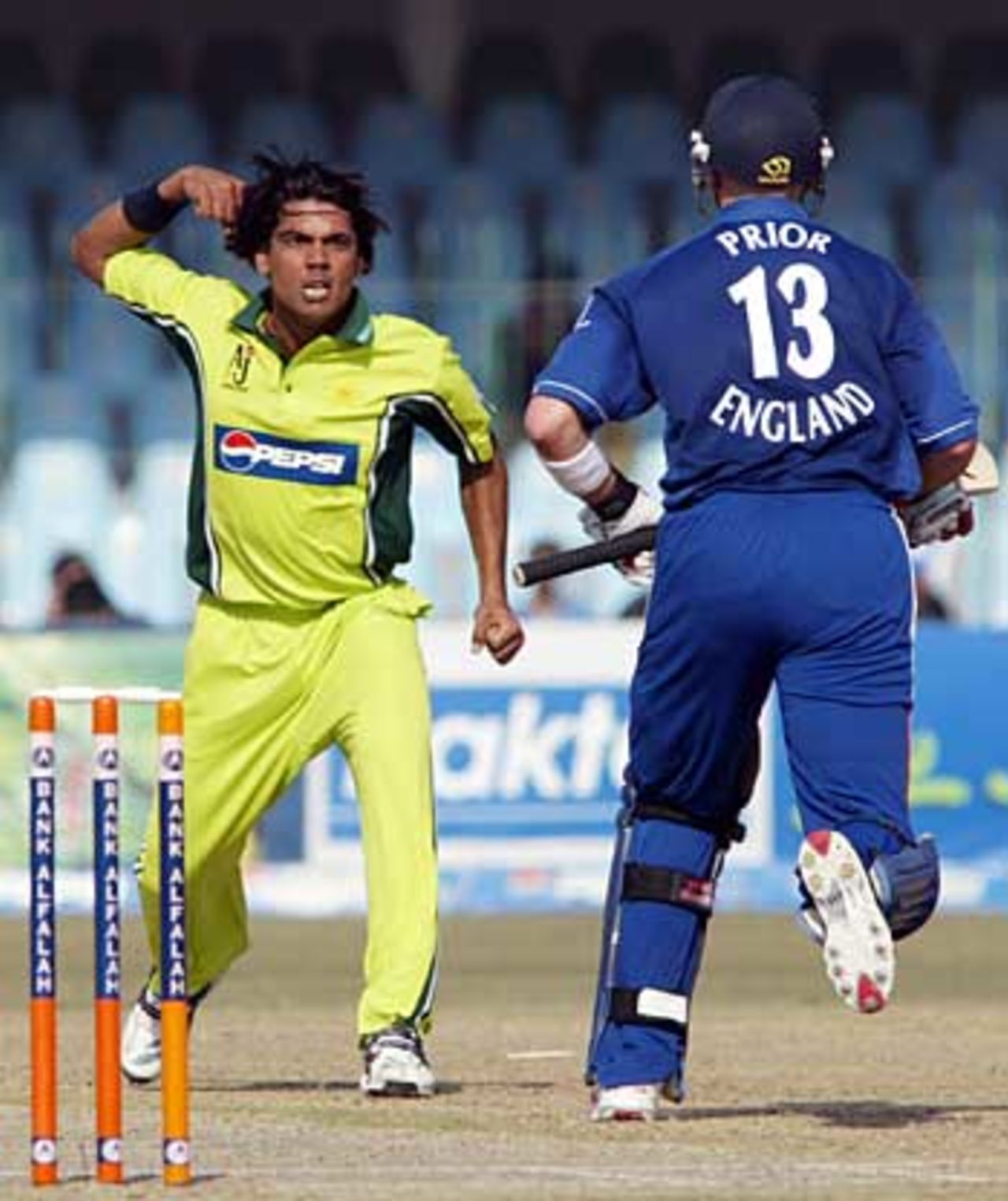 Mohammad Sami is pumped up after the wicket of Prior, trapped lbw with a full toss, Pakistan v England, 1st ODI, Lahore, December 10, 2005