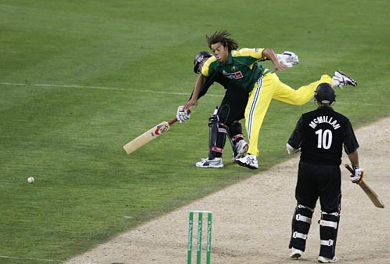 Andrew Symonds races to the ball, New Zealand v Australia, 3rd ODI, Christchurch, December 10, 2005
