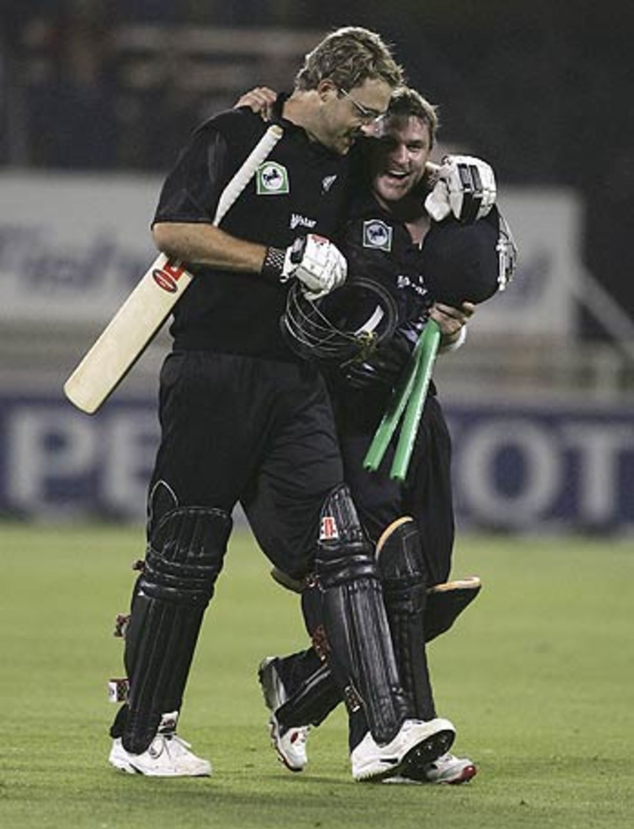 Brendon McCullum and Daniel Vettori troop off after a record run chase, New Zealand v Australia, 3rd ODI, Christchurch, December 10, 2005
