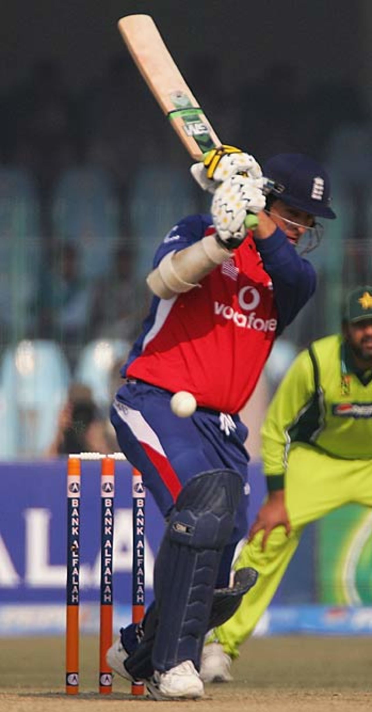 Marcus Trescothick on the attack, Pakistan v England, 2nd ODI, Lahore, December 12, 2005