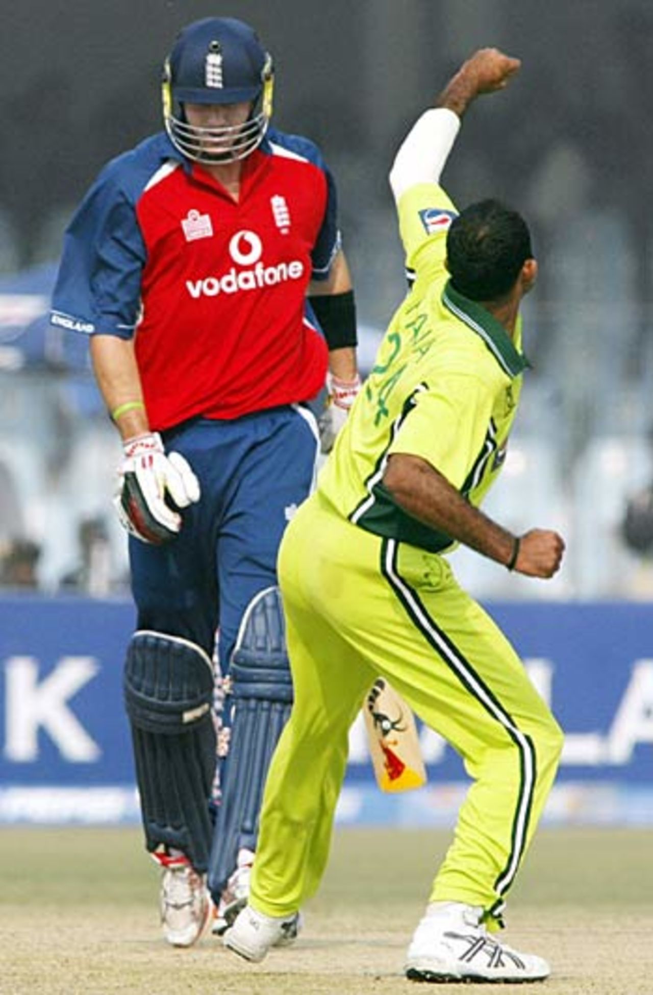 Rana Naved-ul-Hasan celebrates removing Kevin Pietersen's off stump, Pakistan v England, 2nd ODI, Lahore, December 12, 2005