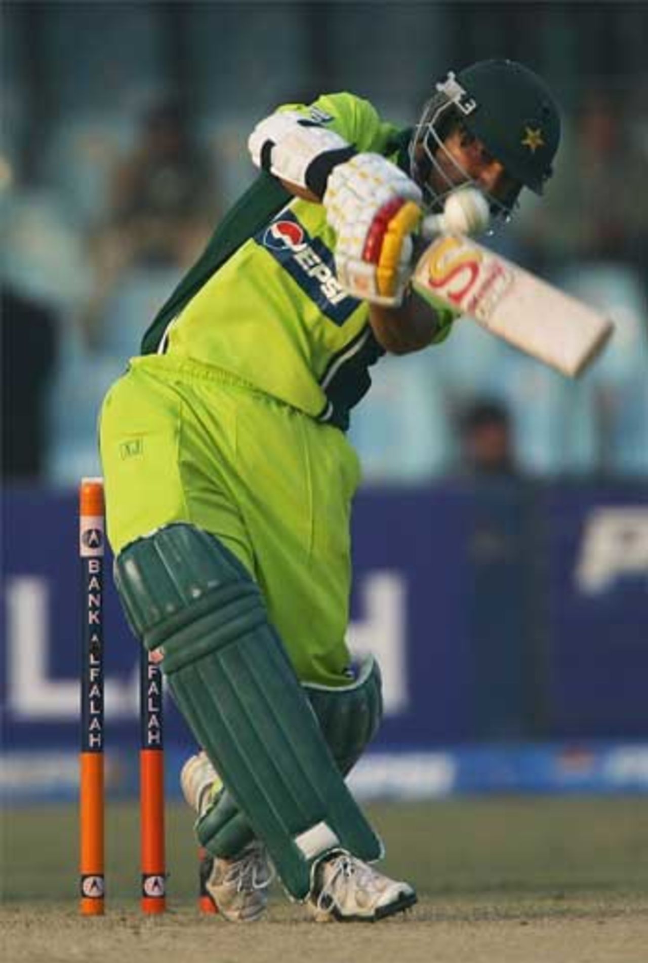 Salman Butt lashes out as Pakistan get off to a flyer, Pakistan v England, 2nd ODI, Lahore, December 12, 2005