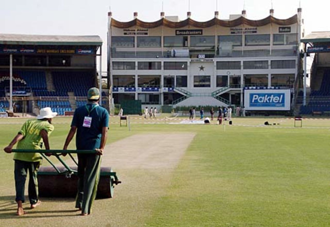 Groundstaff prepare the pitch ahead of the third ODI, Karachi, December 13, 2005