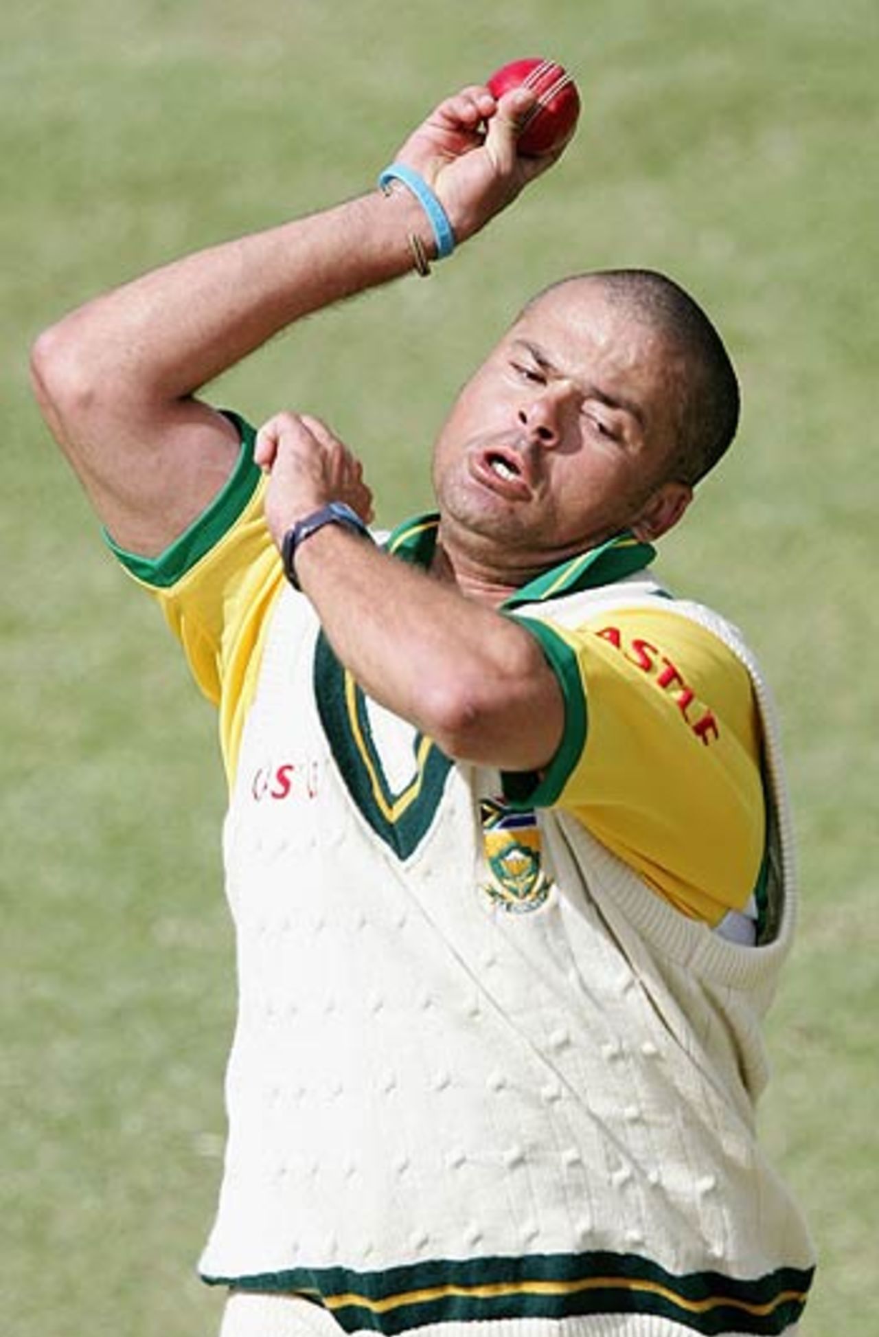 Charl Langeveldt bowls at the WACA nets, WACA, Perth, December 14, 2005