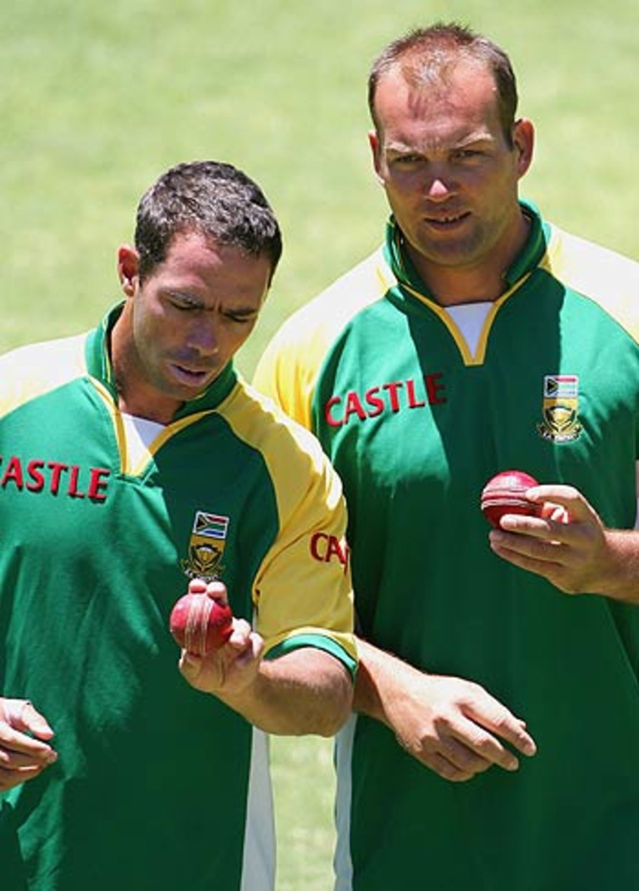 Swingers - Nicky Boje and Jacques Kallis discuss the best way to grip it, WACA, Perth, December 15, 2005