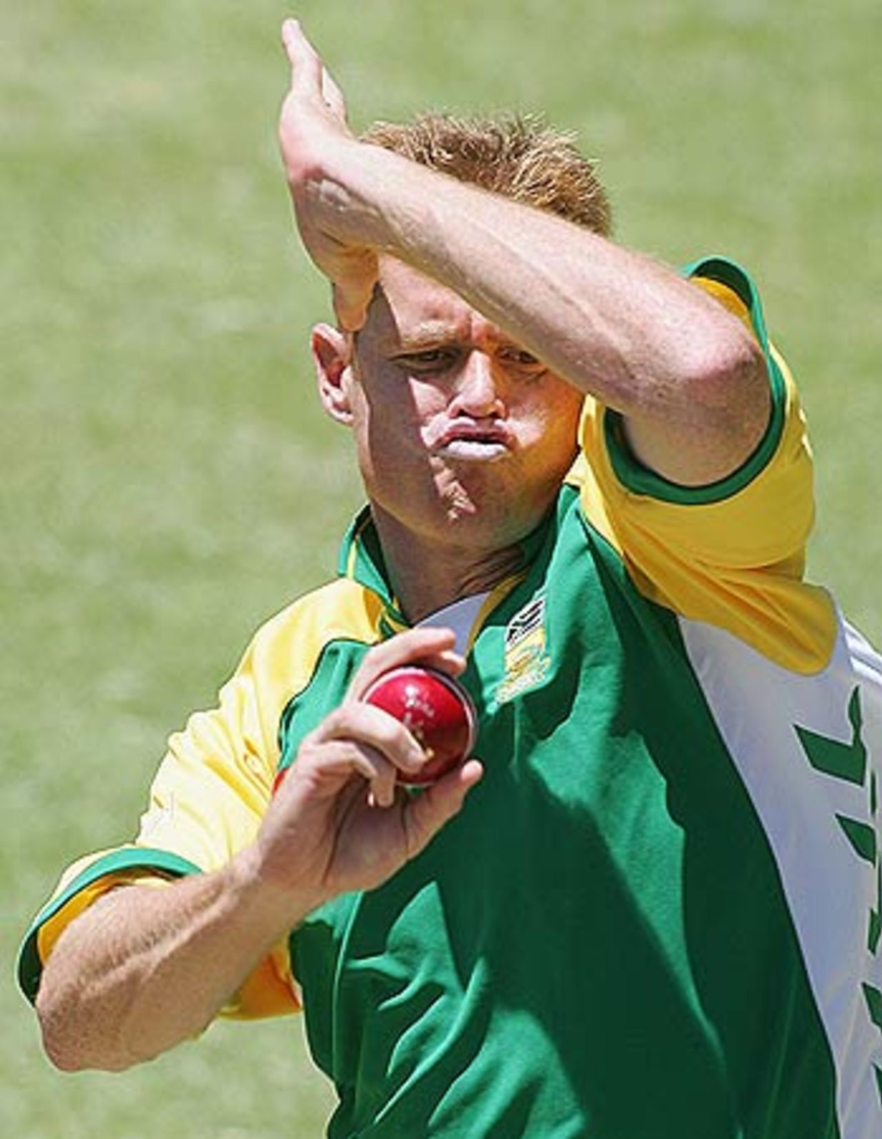 Shaun Pollock prepares for the first Test against Australia, Perth, December 15, 2005
