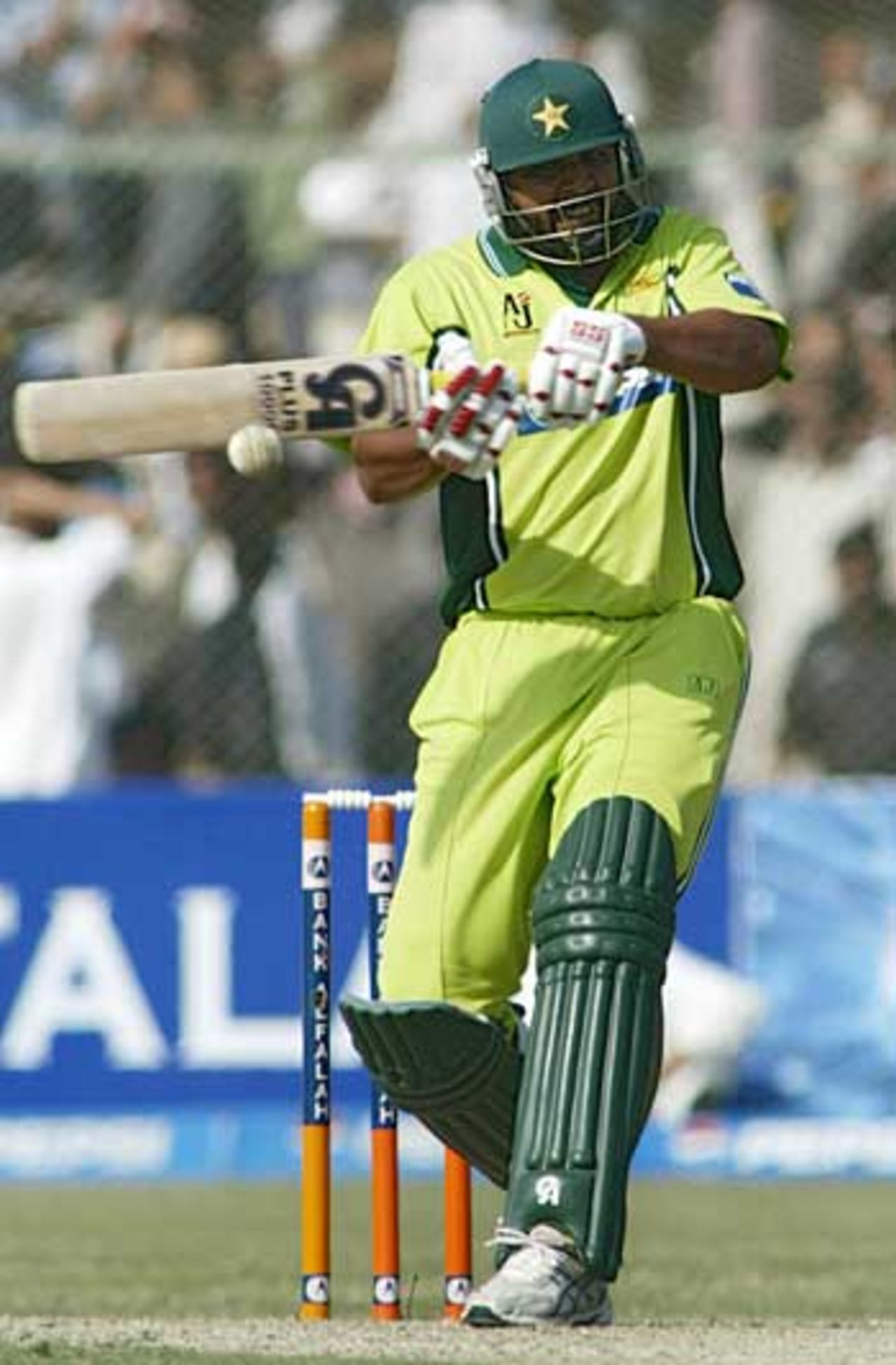 Inzamam-ul-Haq unleashes a pull during his 45, he added 78 in 40 balls with Abdul Razzaq, Pakistan v England, 3rd ODI, Karachi, December 15, 2005