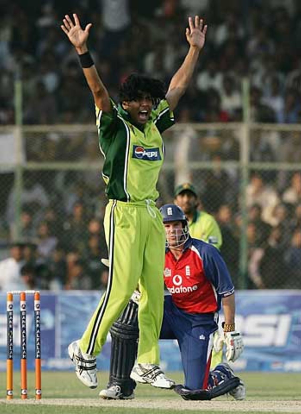 Mohammad Sami traps Andrew Strauss lbw as England subside in the face of a massive target, Pakistan v England, 3rd ODI, Karachi, December 15, 2005