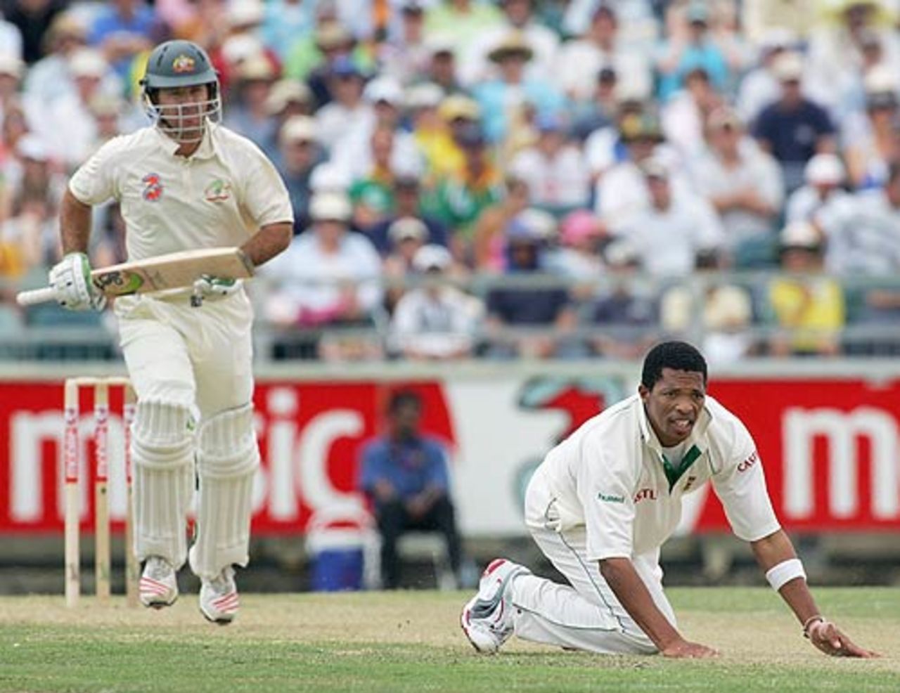 Makhaya Ntini watches as the balls races to the boundary, Australia v South Africa, 1st Test, Perth, 1st day, December 16, 2005