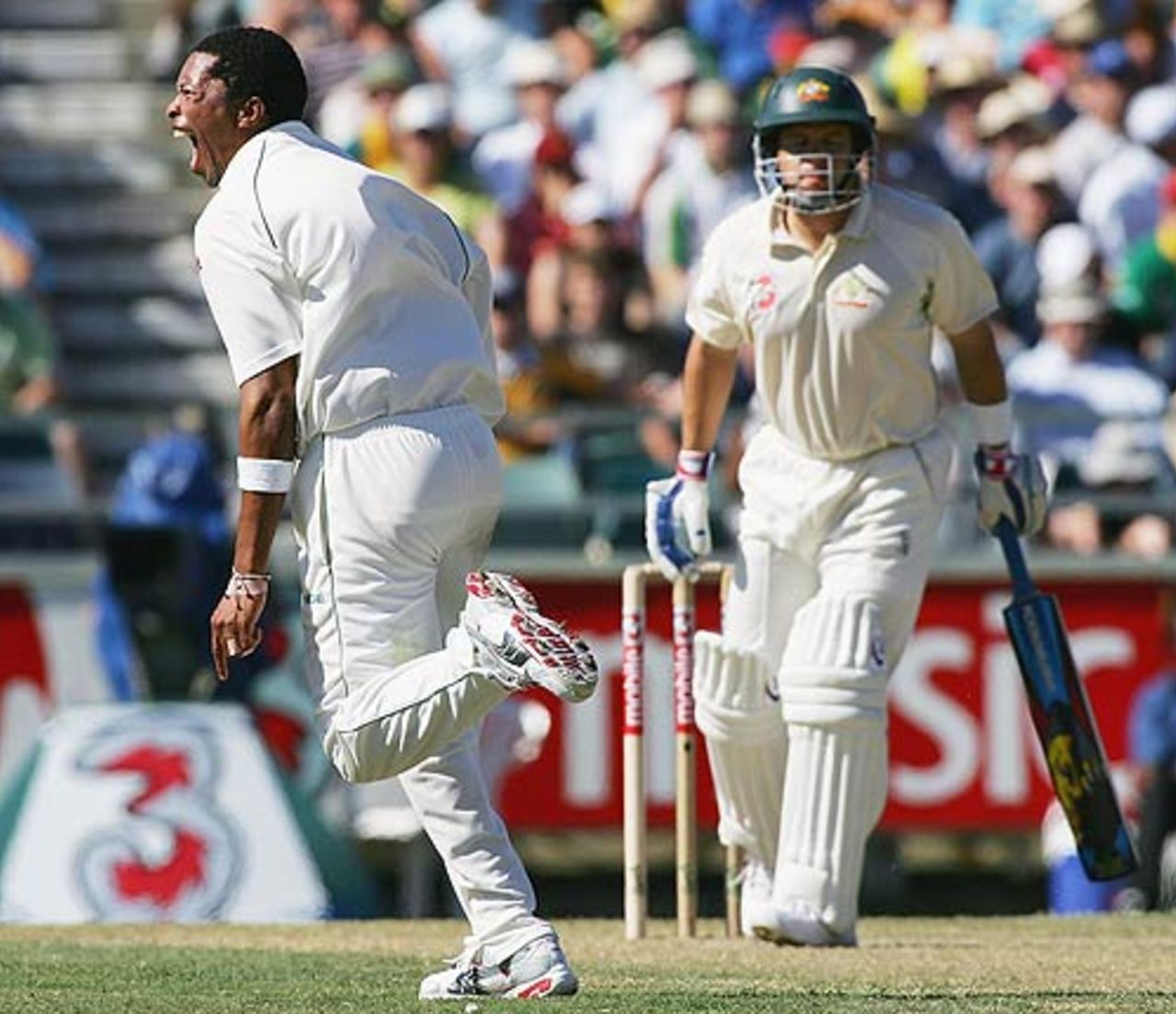 Makhaya Ntini celebrates after dismissing Brad Hodge, Australia v South Africa, 1st Test, Perth, 1st day, December 16, 2005