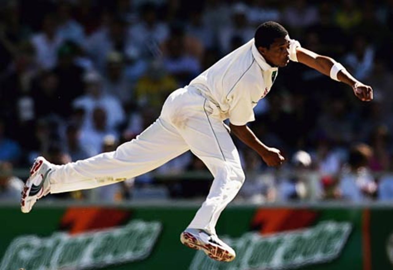 Makhaya Ntini was all over Australia, Australia v South Africa, 1st Test, Perth, 1st day, December 16, 2005