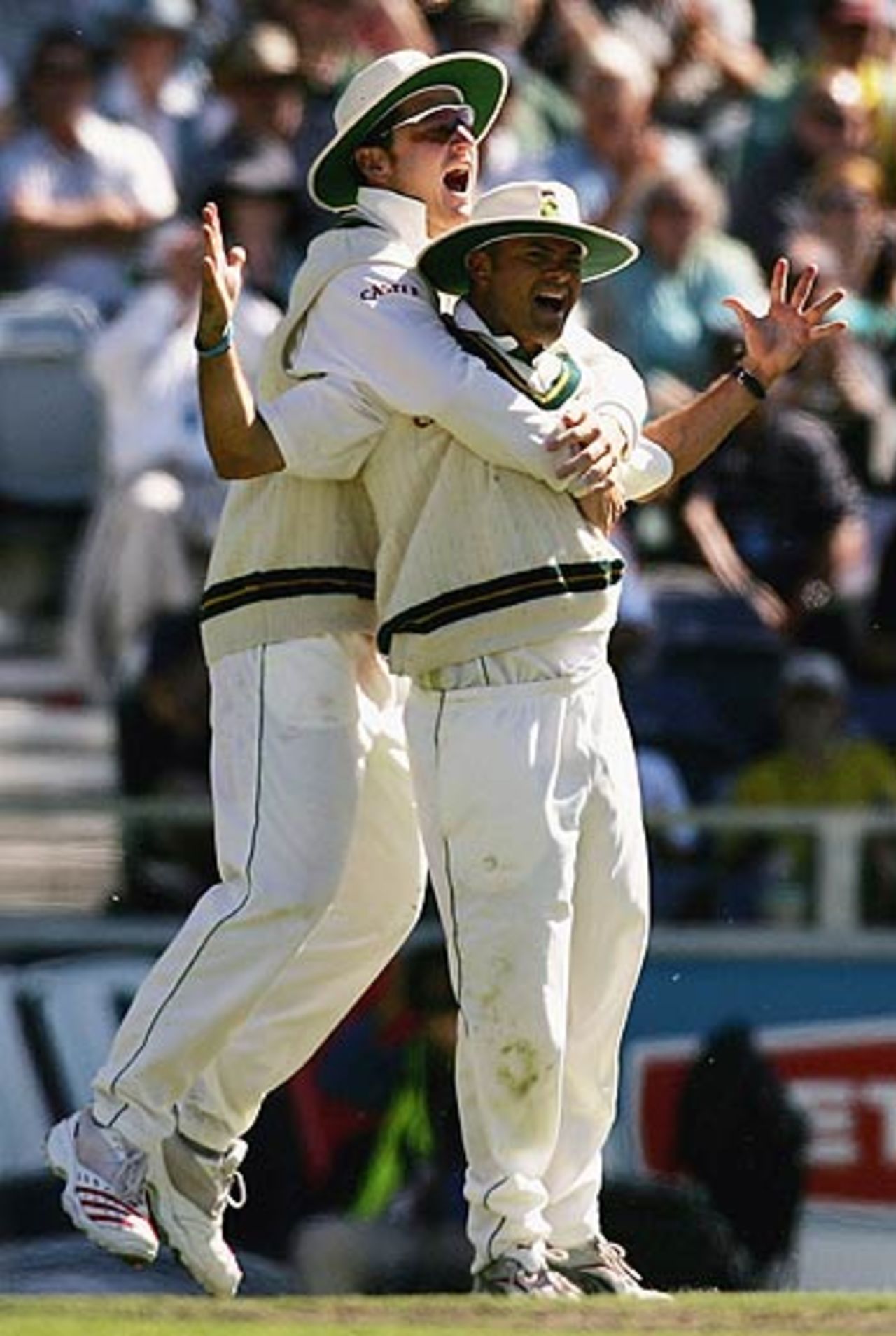 Graeme Smith and Charl Langeveldt celebrate Michael Hussey's wicket, Australia v South Africa, 1st Test, Perth, 1st day, December 16, 2005