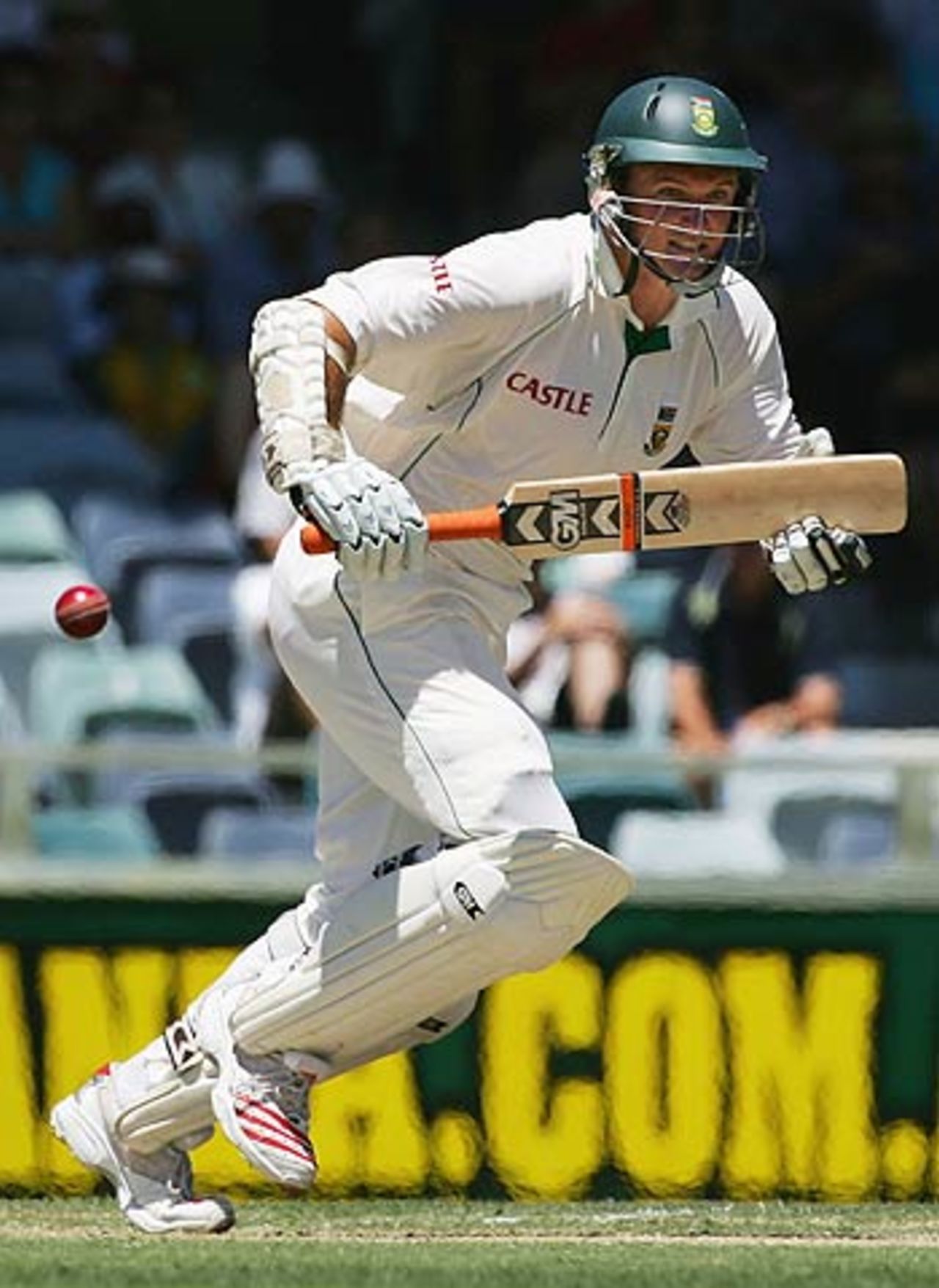 Graeme Smith sets off for a run, Australia v South Africa, 1st Test, Perth, 1st day, December 17, 2005