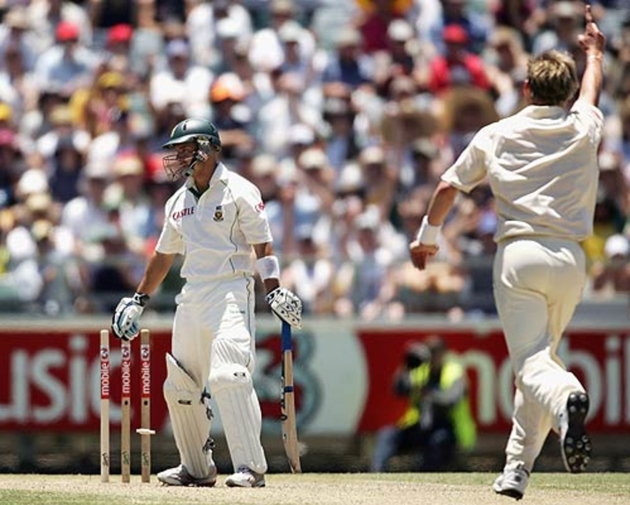 Brett Lee celebrates after bowling Herschelle Gibbs, Australia v South Africa, 1st Test, Perth, 1st day, December 17, 2005