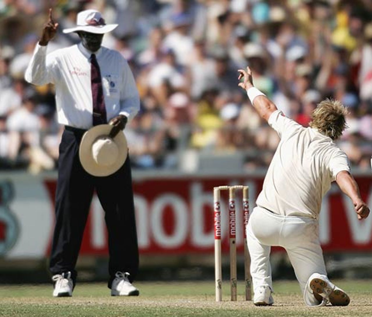 Steve Bucknor upholds Shane Warne's appeal against Ashwell Prince, Australia v South Africa, 1st Test, Perth, 1st day, December 17, 2005