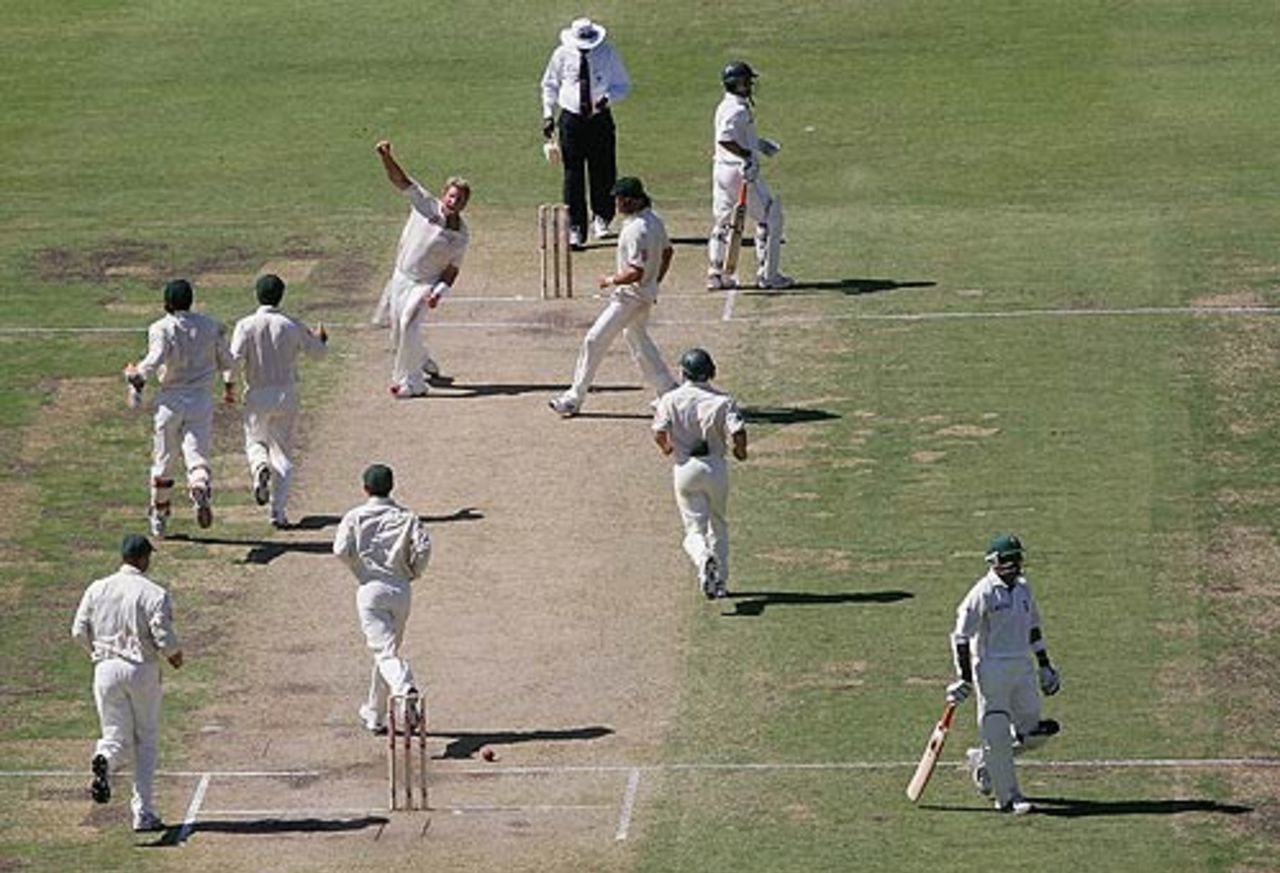The Australians rush to congratulate Shane Warne after he broke Dennis Lillee's record, Australia v South Africa, 1st Test, Perth, 1st day, December 17, 2005