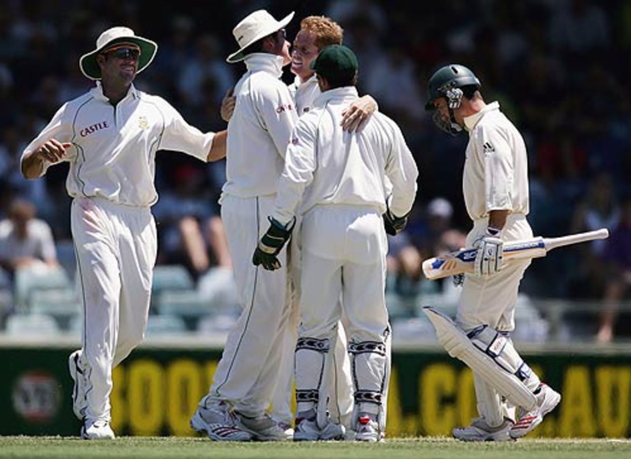 South Africa celebrate the wicket of Justin Langer, Australia v South Africa, 1st Test, Perth, 3rd day, December 18, 2005