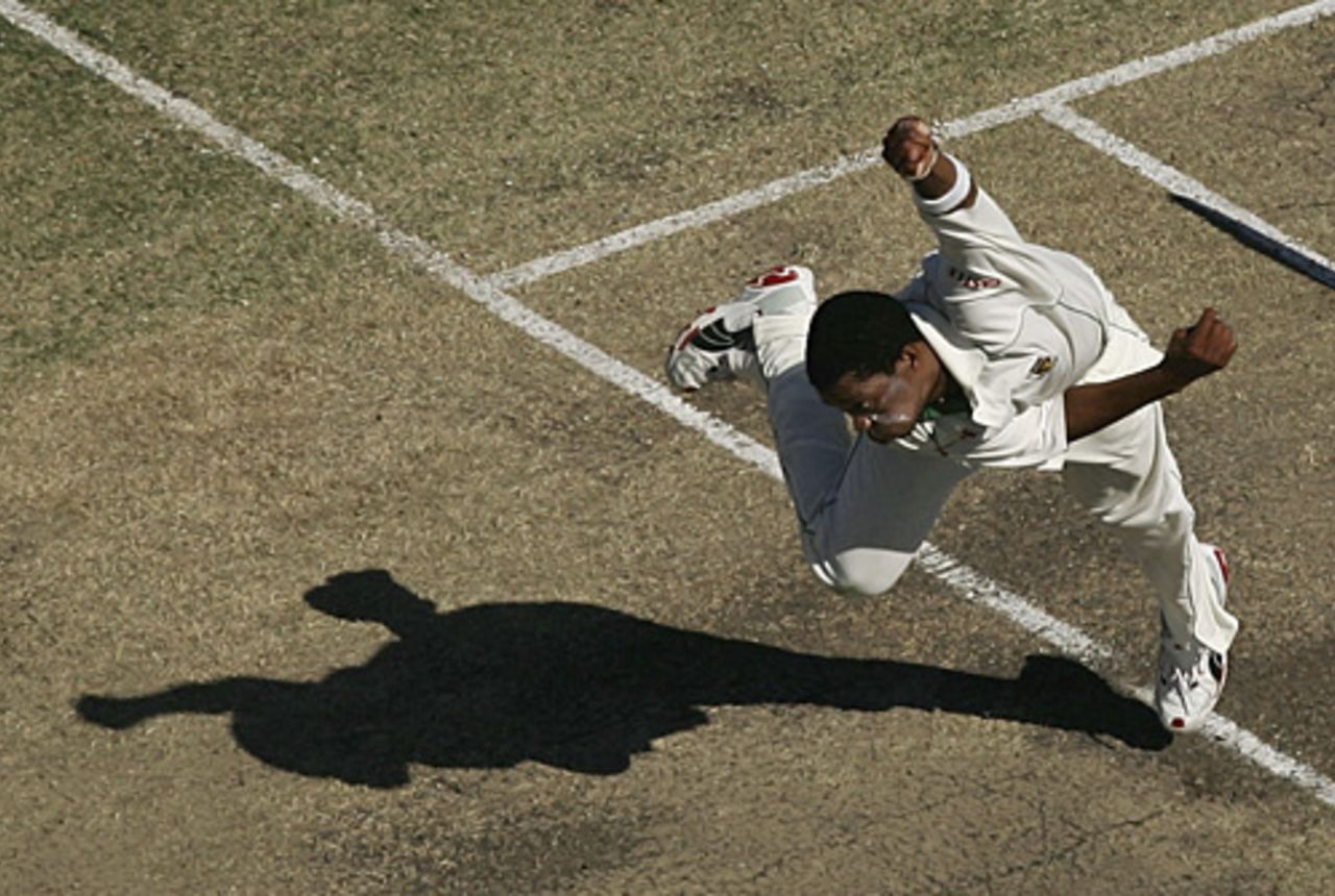Makhaya Ntini in full flight, Australia v South Africa, 1st Test, Perth, 3rd day, December 18, 2005