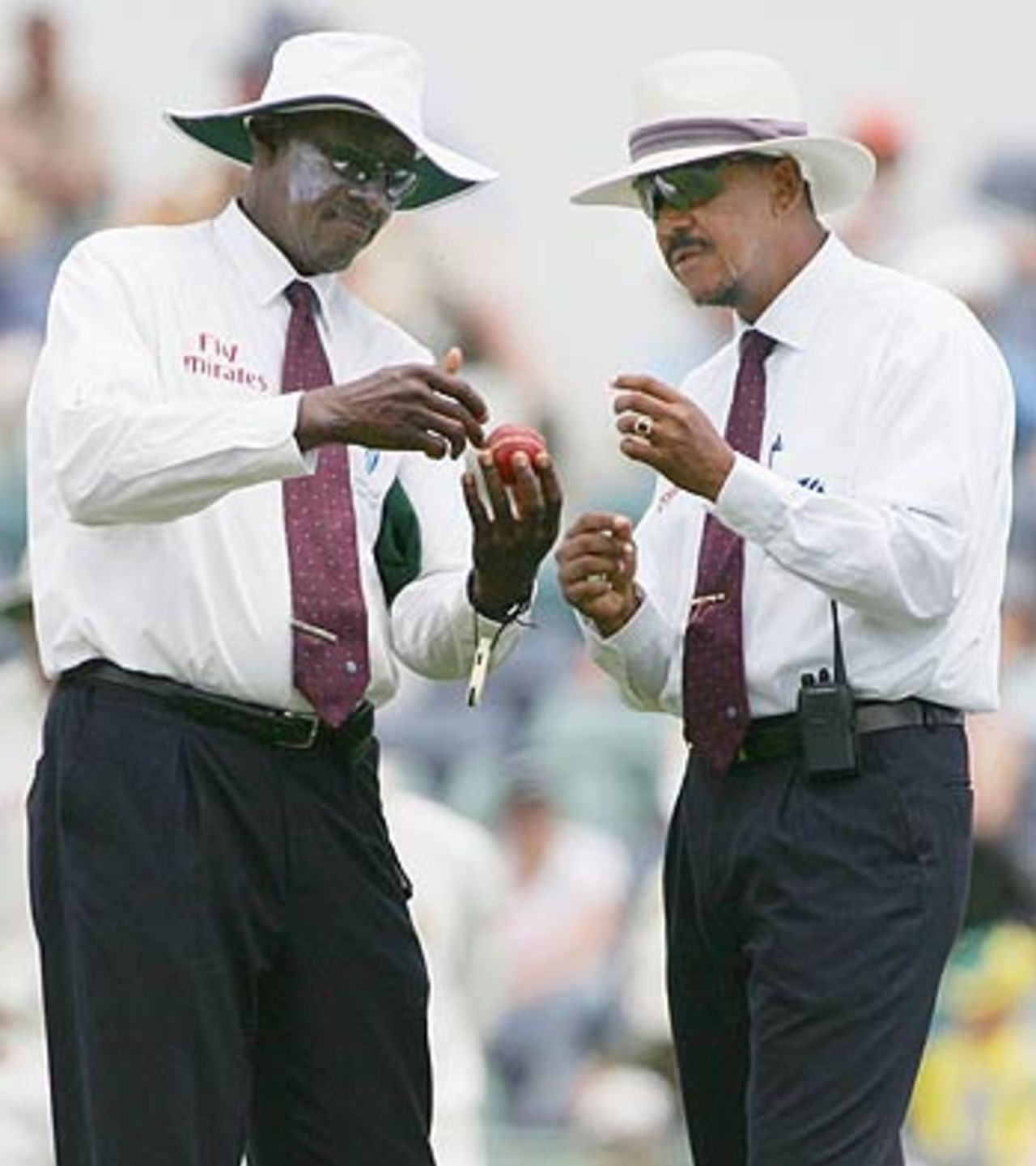Steve Bucknor and Billy Doctrove examine the ball, Australia v South Africa, 1st Test, Perth, 4th day, December 19, 2005