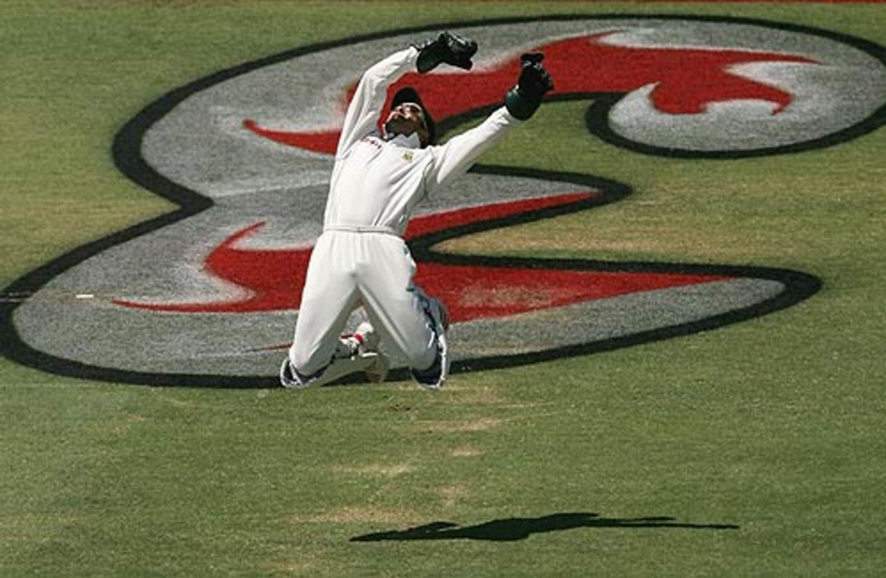 Mark Boucher attempts an airborne save, Australia v South Africa, 1st Test, Perth, 4th day, December 19, 2005