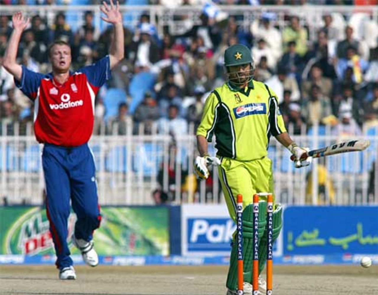 Andrew Flintoff bowls Younis Khan first ball, Pakistan v England, 4th ODI, Pakistan, December 19, 2005