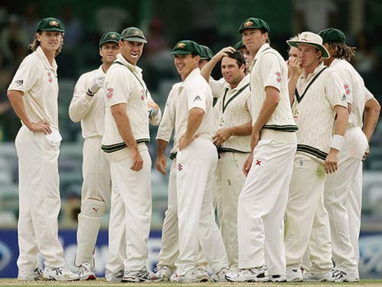 Australia gather round after the wicket of AB de Villiers, Australia v South Africa, 1st Test, Perth, 4th day, December 19, 2005