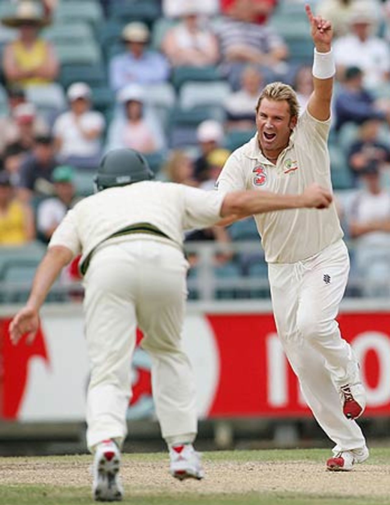 Shane Warne reacts after dismissing AB de Villiers, Australia v South Africa, 1st Test, Perth, 4th day, December 19, 2005