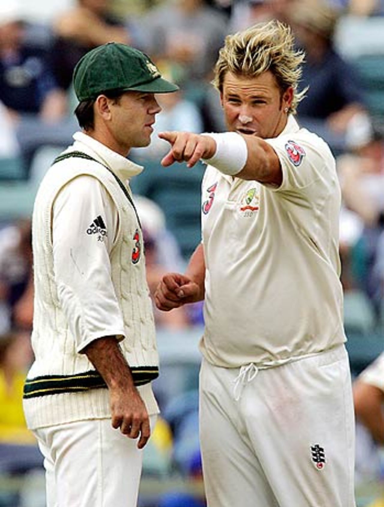 Shane Warne discusses field placements with Ricky Ponting, Australia v South Africa, 1st Test, Perth, 4th day, December 19, 2005
