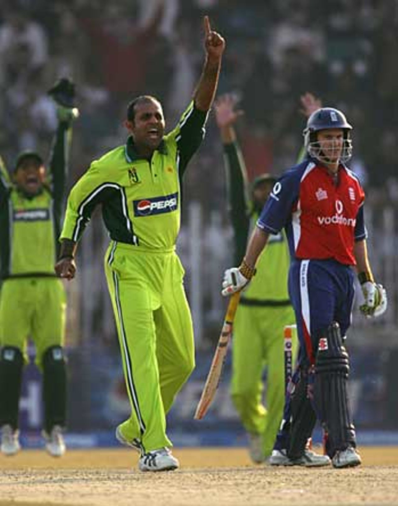 Rana Naved-ul-Hasan traps Andrew Strauss lbw first ball as England make a poor start to their chase, Pakistan v England, 4th ODI, Rawalpindi, December 19, 2005