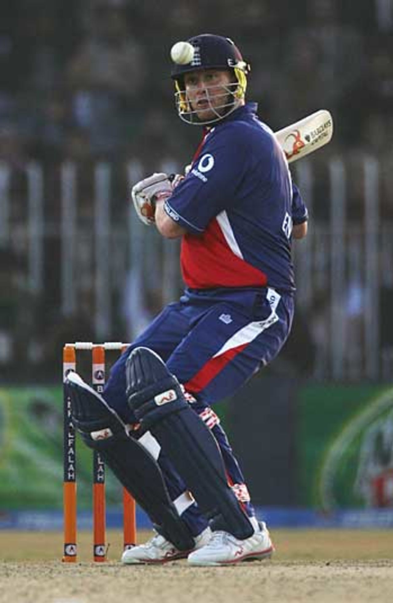 Andrew Flintoff receives a high full toss from Rana Naved-ul-Hasan, Pakistan v England, 4th ODI, Rawalpindi, December 19, 2005