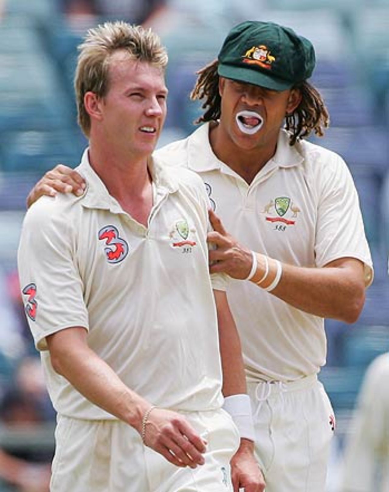 Brett Lee gets a word from Andrew Symonds, Australia v South Africa, 1st Test, Perth, 4th day, December 20, 2005