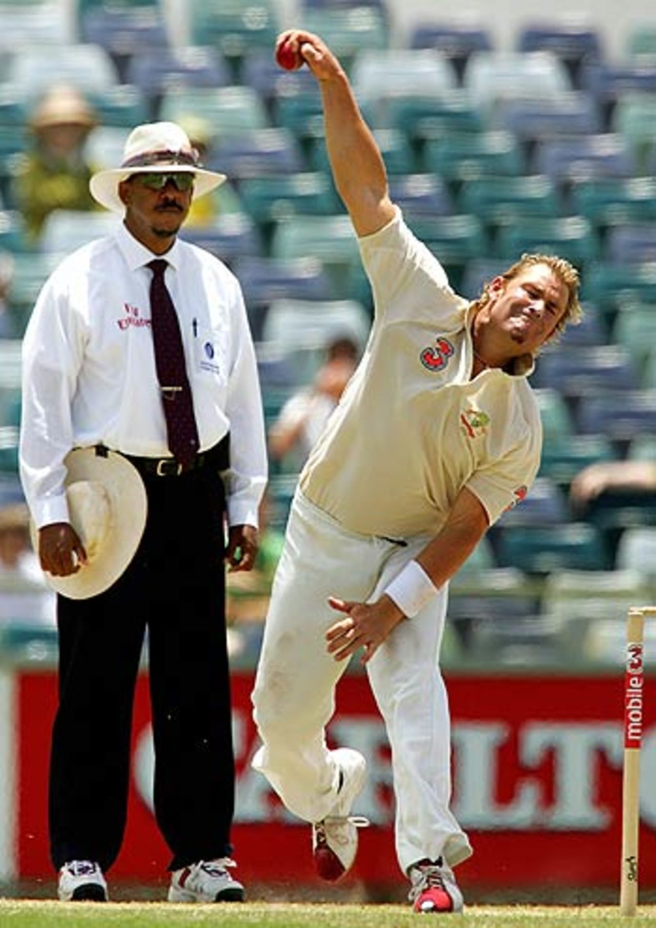 Shane Warne turns it on at the WACA, Australia v South Africa, 1st Test, Perth, 4th day, December 20, 2005
