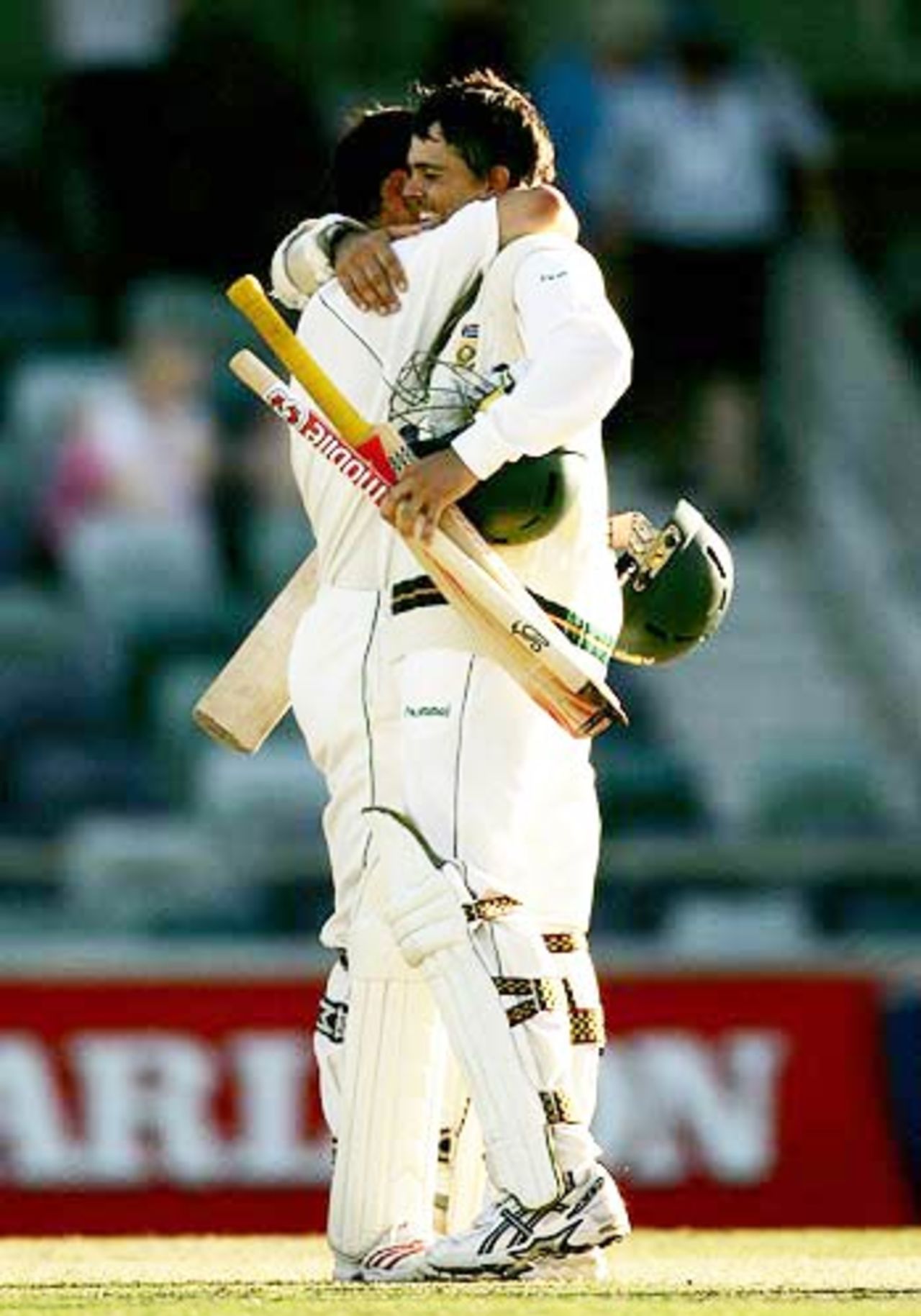 Jacques Rudolph and Mark Boucher celebrate a famous draw, Australia v South Africa, 1st Test, Perth, 4th day, December 20, 2005